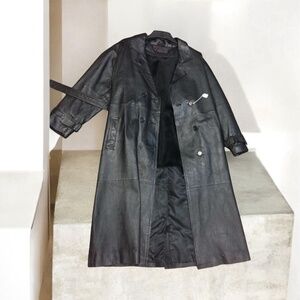 Designed for versatility and timeless style, the Pashe Two Leather Trench Coat i